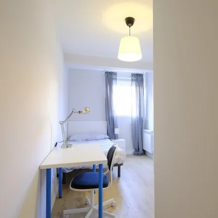 Rent this 4 bed room on Calle de Benidorm in 29, 28017 Madrid