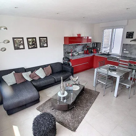 Rent this 3 bed apartment on 39 Avenue Armand Jullou in 50610 Jullouville, France
