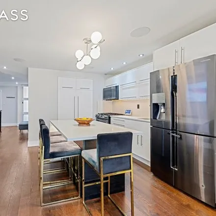 Image 3 - 83 Hall Street, New York, NY 11205, USA - Townhouse for sale