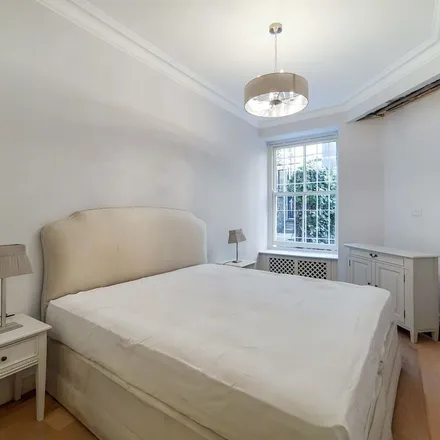 Rent this 3 bed apartment on Lincoln House in Basil Street, London