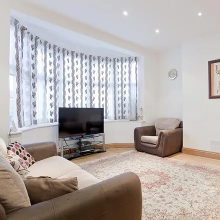 Rent this 5 bed duplex on Temple Gardens in London, NW11 0PX