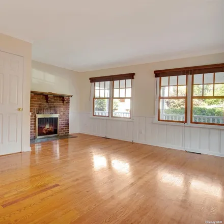 Image 5 - 1 Madeline Place, City of Glen Cove, NY 11542, USA - House for sale