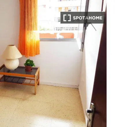 Rent this 4 bed room on Calle Julián Romero Briones in 25, 35001 Las Palmas de Gran Canaria