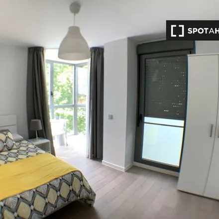 Rent this 4 bed room on Calle de Mira el Sol in 14, 28005 Madrid