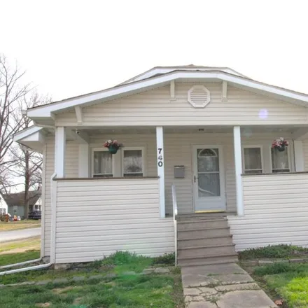 Buy this 2 bed house on 119 Oglesby Street in Salem, IL 62881