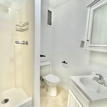Image 6 - 107 Saint Marks Place, New York, NY 10009, USA - Apartment for rent