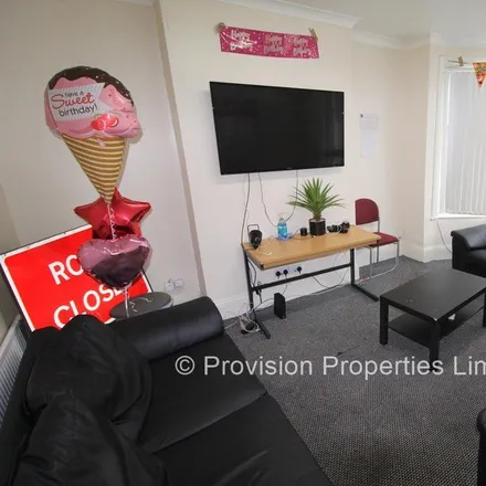 Rent this 8 bed duplex on Cardigan Road St Michaels Lane in Cardigan Road, Leeds