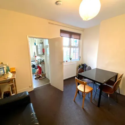 Image 3 - Westbrook Bank, Sheffield, S11 8YH, United Kingdom - Townhouse for rent