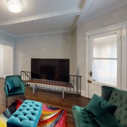 Buy this 3 bed apartment on #1,605 West Fullerton Parkway in Lincoln Park, Chicago