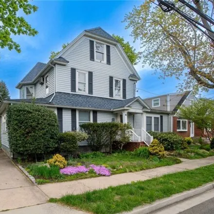 Rent this 4 bed house on 85 Walnut Street in Village of Lynbrook, NY 11563