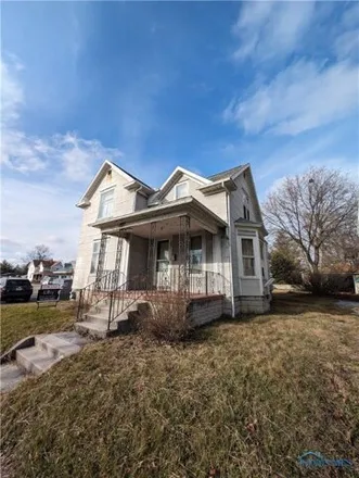 Buy this 3 bed house on 370 West South Street in Fostoria, OH 44830