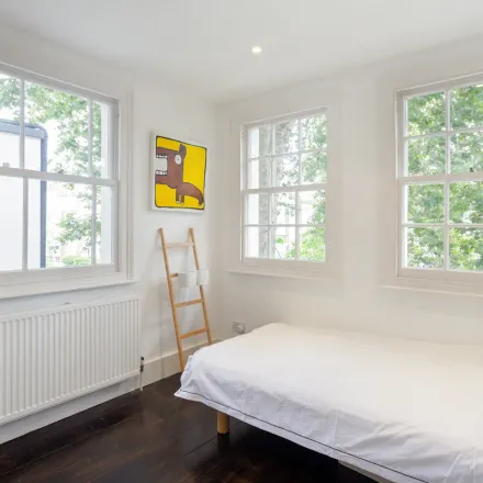 Rent this 3 bed apartment on 27 Oakley Street in London, SW3 5NR