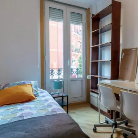 Rent this 5 bed room on Carrer de Sueca in 33, 46006 Valencia