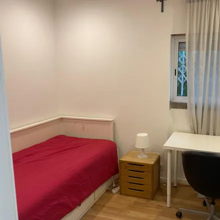 Rent this 5 bed room on Rua Doutor António Cândido in 2775-221 Cascais, Portugal