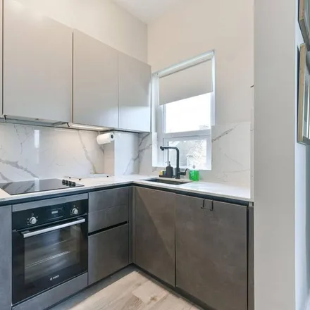 Rent this 3 bed apartment on 23 Alexandra Road in London, CR0 6AA