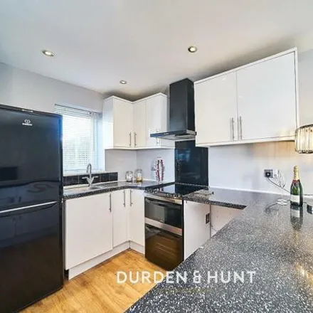 Image 5 - Coopers Close, Chigwell Row, IG7 6EX, United Kingdom - House for rent