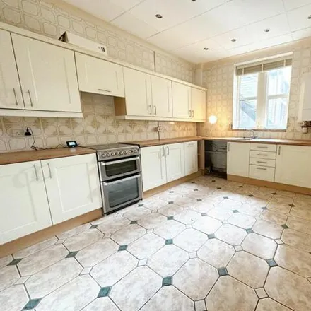 Image 3 - Glanmor Court, Glanmor Crescent, Newport, NP19 8AX, United Kingdom - Apartment for sale