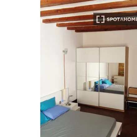 Rent this 2 bed room on Sushiya in Carrer del Cometa, 3
