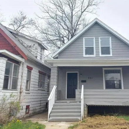 Buy this 2 bed house on 2521 North Broadway Street in Peoria, IL 61604