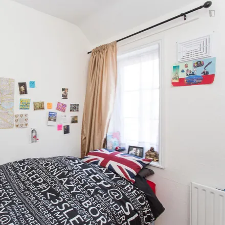 Rent this 5 bed room on Wood Court in Heathstan Road, London