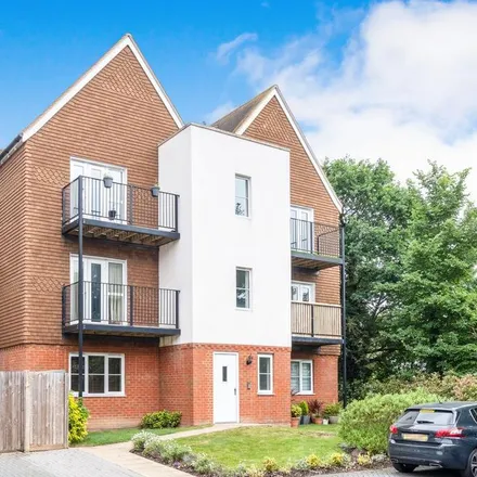 Rent this 2 bed apartment on Outfield Crescent in Wokingham, RG40 2ET