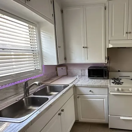 Image 3 - Bellflower, CA, 90706 - Apartment for rent