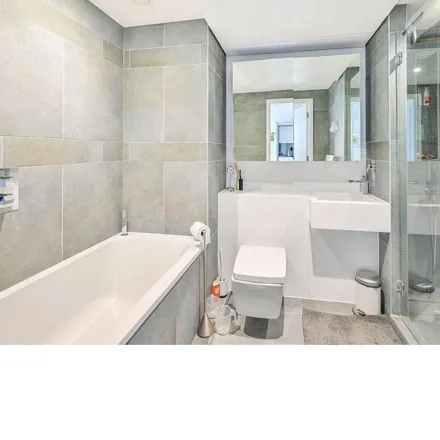 Image 4 - Dollar Bay, 3 Dollar Bay Place, Canary Wharf, London, E14 9AD, United Kingdom - Apartment for rent