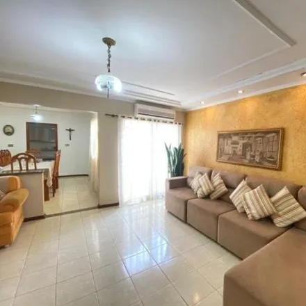 Rent this 4 bed house on Rua Aminthas de Barros in Higienópolis, Londrina - PR
