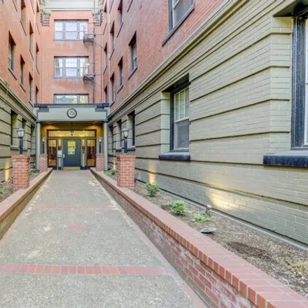 Buy this 1 bed condo on Northwest Glisan Street in Portland, OR 97209