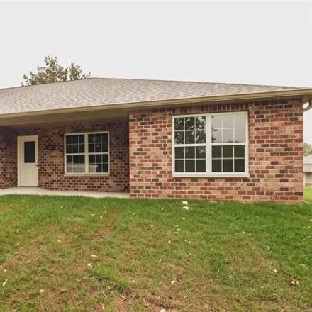Buy this 3 bed house on 520 Pine Street in Farmington, MO 63640