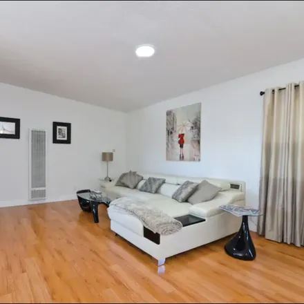 Image 1 - 7782 Norton Avenue, West Hollywood, CA 90046, USA - House for rent