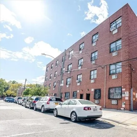 Image 2 - 943 Croes Avenue, New York, NY 10473, USA - House for sale