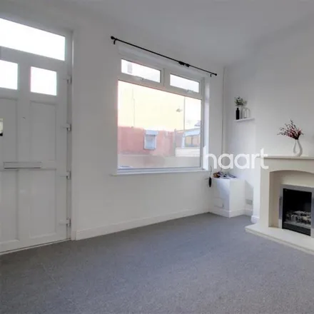 Image 2 - 30 Almond Street, Derby, DE23 6LW, United Kingdom - Townhouse for rent