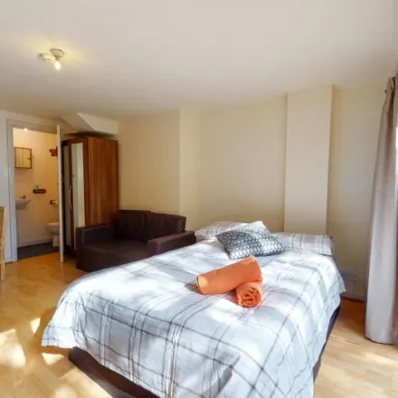 Rent this 1 bed apartment on 37 Chatsworth Road in London, NW2 4BT