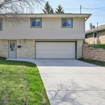 Image 3 - 1207 Birch Drive, Waukesha, WI 53188, USA - House for sale