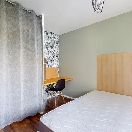 Rent this 5 bed apartment on 2 Allée de la Réunion in 44300 Nantes, France