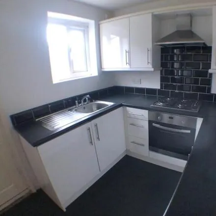 Rent this 4 bed townhouse on Kelso Gardens in Leeds, LS2 9PS