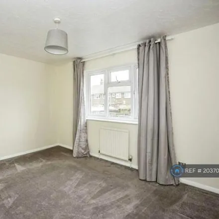 Image 2 - St Peters Close, Swanscombe, DA10 0BD, United Kingdom - Townhouse for rent