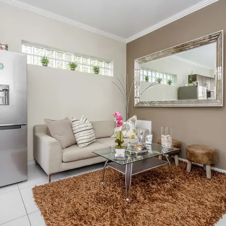 Image 3 - Robert Crescent, Duxberry, Sandton, 2057, South Africa - Apartment for rent
