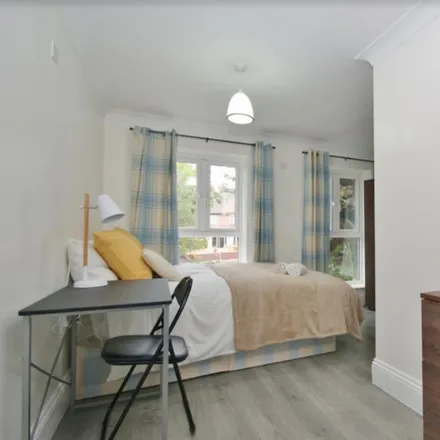 Rent this 7 bed room on John Perryn Primary in Long Drive, London