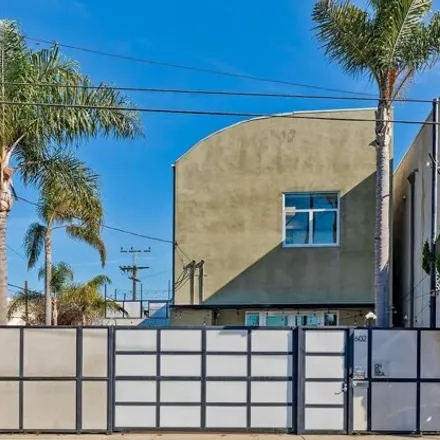 Rent this 2 bed house on Gold's Gym in Sunset Avenue, Los Angeles