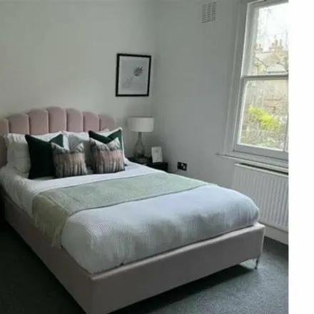 Image 7 - 20 Lyndhurst Way, London, SE15 5AS, United Kingdom - House for sale