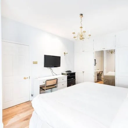Image 2 - 19 Queen's Gate Gardens, London, SW7 4PD, United Kingdom - Apartment for rent