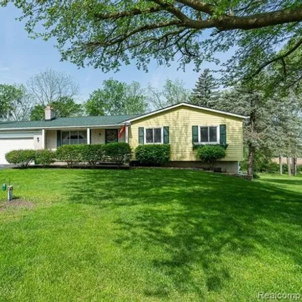 Buy this 3 bed house on 3942 Hedgerow Lane in Oakland Charter Township, MI 48306