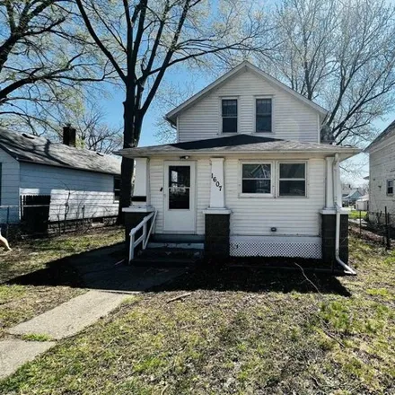 Buy this studio house on 1621 West 8th Street in Davenport, IA 52802