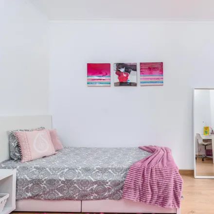 Rent this 5 bed room on Rua José Régio in 2775-506 Parede, Portugal