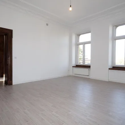 Rent this 6 bed apartment on Polskiej Organizacji Wojskowej 23 in 90-248 Łódź, Poland