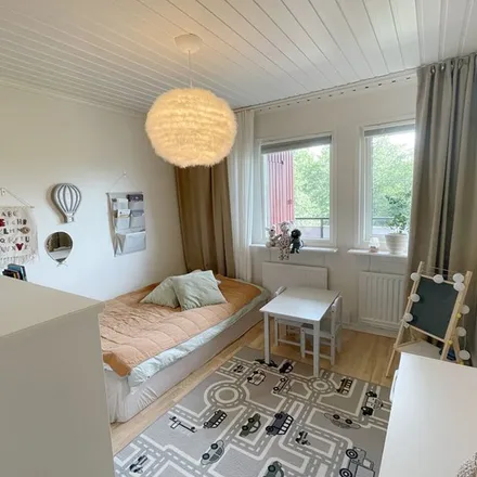 Rent this 6 bed apartment on Hallegårdsvägen in 443 35 Lerum, Sweden