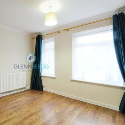 Rent this 3 bed townhouse on Rochfords Gardens in Wexham Court, SL2 5XL