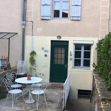 Rent this 2 bed apartment on 2 Avenue de Charolles in 71600 Paray-le-Monial, France
